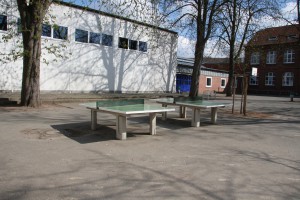 Pausenhof mit Tischtennisbereich  